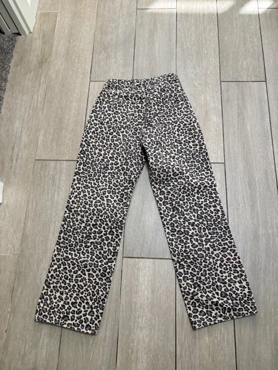 Abercrombie & Fitch Curve Love Relaxed Leopard Print High Rise Jeans - Picture 4 of 5